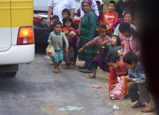 
Những đứa trẻ tranh giành nhau mà quên đi các phương tiện khác đang lưu thông trên đường.

​
