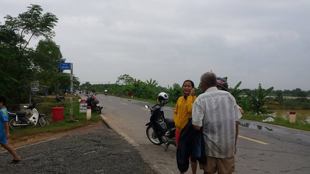 
Người dân di chuyển lên cao vì nhà cửa bị ngập sâu 1-3 mét. Ảnh: Lê Chung
