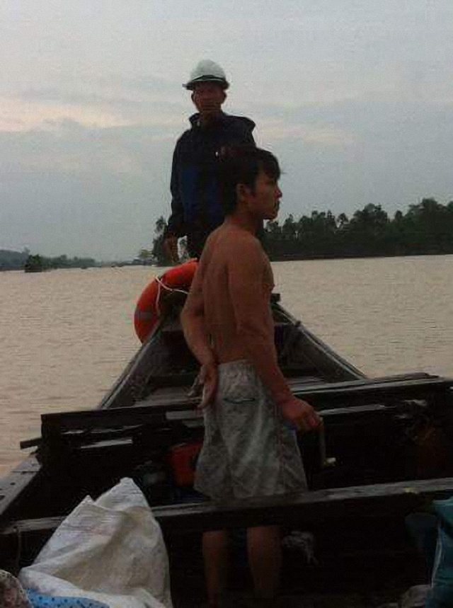 
Hiện tại muốn ra bên ngoài, chèo thuyền vượt sông Gianh là con đường duy nhất của người dân thôn Thuận Hòa

