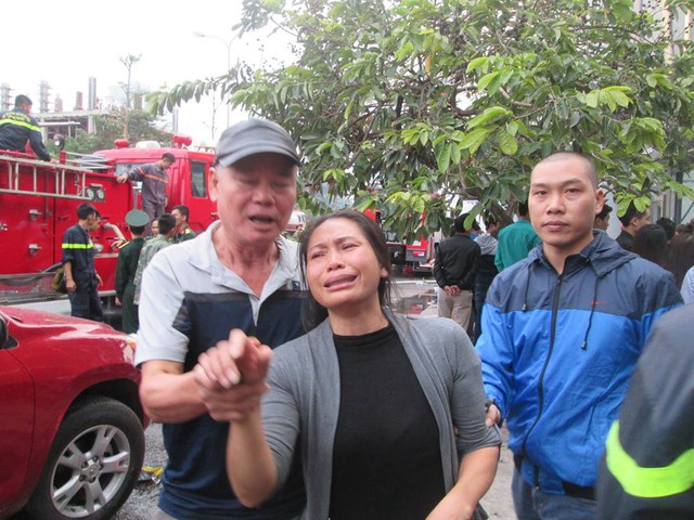 
Một th&acirc;n nh&acirc;n nghẹn l&ograve;ng... Ảnh: Ngọc Thi

 
