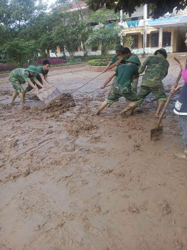 
Các đơn vị bộ đội đóng quân trên địa bàn giúp đỡ nhà trường khắc phục hậu quả do lũ lụt để lại. Ảnh: Hoàng Văn Phúc
