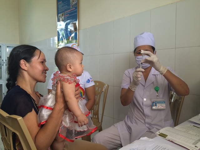 
Các chuyên gia khuyến cáo, tiêm vaccine là biện pháp hữu hiệu nhất để phòng bệnh sởi. Ảnh: N.Mai
