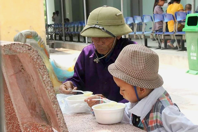 
Những bát cháo đơn sơ nhưng chan chứa tình thương và giúp các bệnh nhân nghèo cảm nhận được sự quan tâm của cộng đồng
