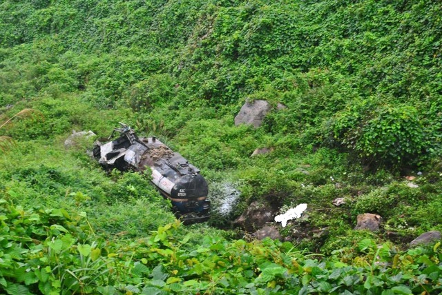 
Hiện trường vụ tai nạn khiến hai người thương vong. Ảnh: FB Việt Hiến
