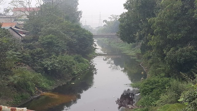 
Theo phản ánh của người dân sống gần khu vực cầu La Khê (phường Dương Nội, quận Hà Đông, Hà Nội), từ nhiều năm nay, con kênh La Khê – một nhánh của sông Nhuệ đổ ra sông Đáy chảy qua địa bàn phường đang bị ô nhiễm trầm trọng.
