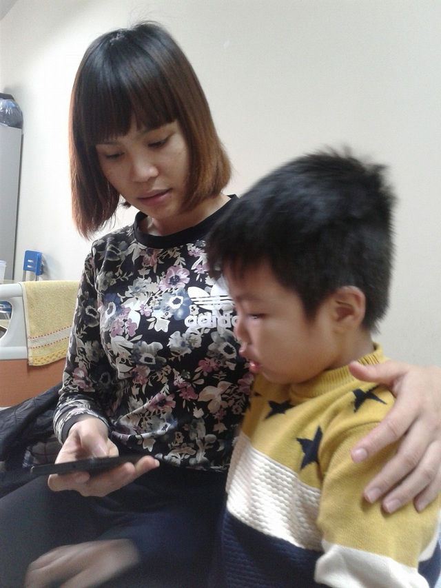 
Chị Hoa và cậu con trai Trương Hoàng Phúc (7 tuổi) tại Bệnh viện Châm cứu Trung ương. Ảnh: Nông Thuyết

 

