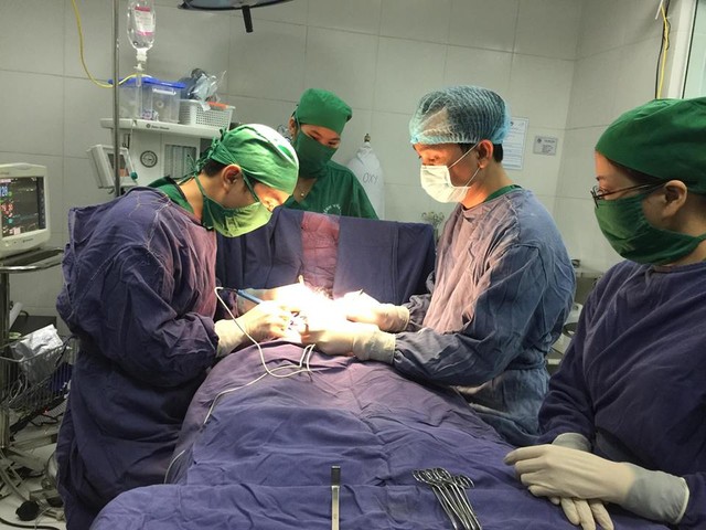 
Các bác sĩ BV Nhi Trung ương cầm tay chỉ việc cho BV Nhi Thái Bình kỹ thuật phẫu thuật tinh hoàn ẩn. Ảnh: V.Thu
