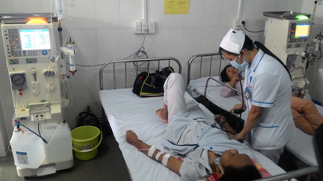 Anh Nguyễn Đức Huỳnh và chị Ngô Thị Kim Chi (trú Q. Bình Chiểu) là 2 trong số 10 người được bệnh viện Q. Thủ Đức chuyển về Phòng khám đa khoa vệ tinh đặt tại trạm y tế phường để chạy thận nhân tạo.