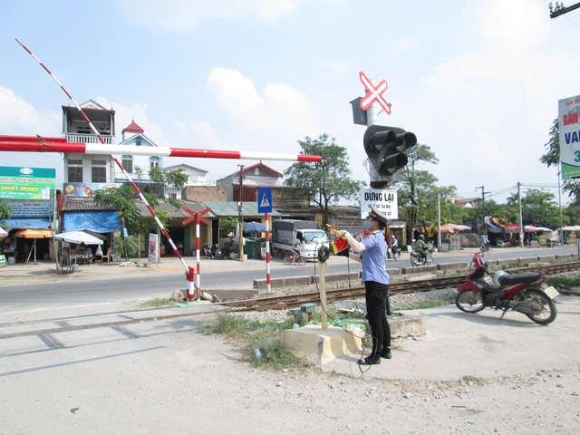 
Công ty Cổ phần đường sắt Hà Ninh lập tức điều động nhân viên trực barie và sẽ gác 24/24.

 
