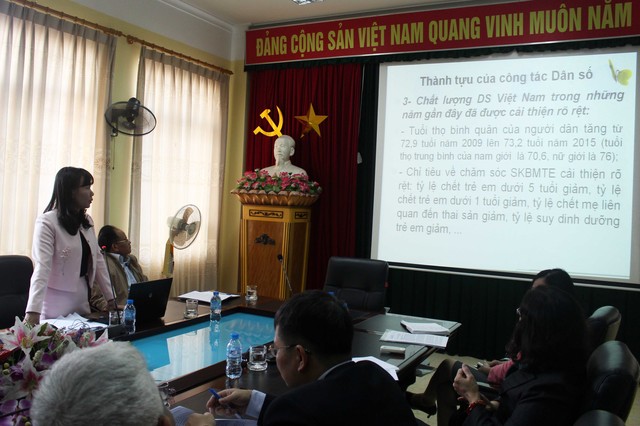 
Bà Trần Thị Thu Hằng - Phó Chi cục trưởng Chi cục DS-KHHGĐ chia sẻ tại hội nghị. Ảnh: Đức Biên
