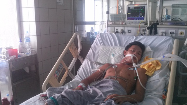 
Anh Nam hiện đang điều trị tại giường 12, khoa hồi sức tích cực Bệnh viện Bạch Mai.
