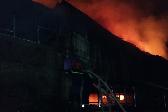 
Hiện trường vụ hỏa hoạn tại khu công nghiệp La Phù tối 6/12. Ảnh: V.Sĩ
