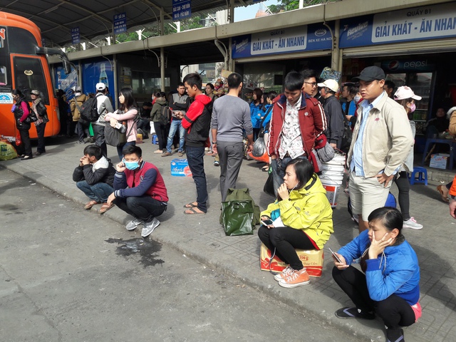 
Nhiều hành khách thất vọng vì nhà xe không cho lên xe. Có nhiều khách than thở vì họ bị nhỡ việc đã dự định làm trước đó.
