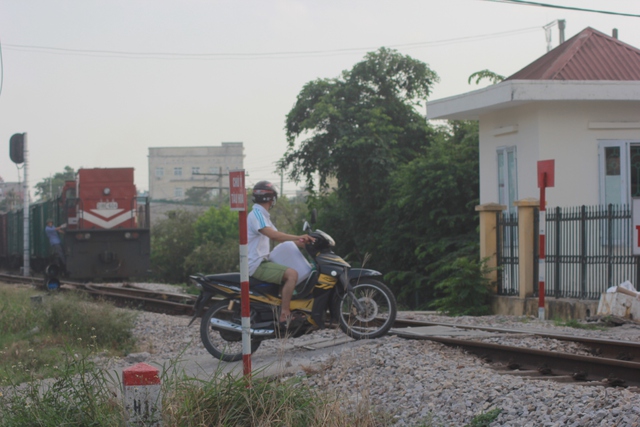 
Con đường ngang ở phố Ga, thị trấn Thường Tín, huyện Thường Tín này không chưa có rào chắn. Nên mặc cho đoàn tàu chuẩn bị chạy qua, người đi xe máy này vẫn vô tư vượt qua đường ngang.

