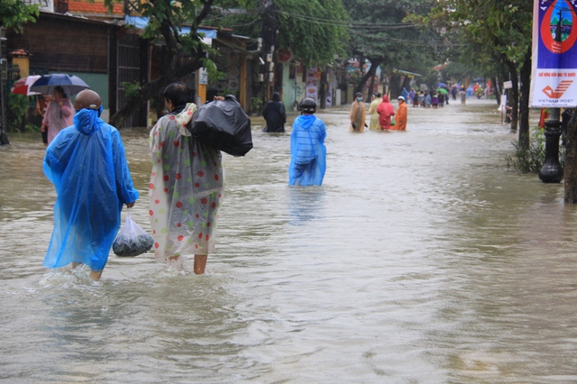 Nhiều khách du lịch đang tới tham quan phố cổ chứng kiến cảnh lũ vây quanh Hội An họ thích thú lội nước lũ để khám phá một Hội An khác lạ trong lũ...