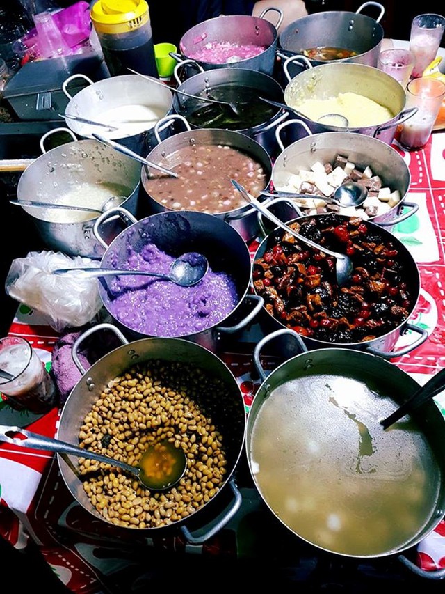 Chè Huế: Chè Huế rất đa dạng về hương vị và màu sắc, từ chè chuối, chè thập cẩm, chè khoai môn, chè long nhãn hạt sen... Chè được bán ở nhiều chợ, góc phố trên đường.