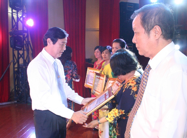 Ông Nguyễn Hữu Hưng - Phó Giám đốc Sở Y tế TP.HCM, trao tặng bằng khen đến những cá nhân đạt thành tích xuất sắc trong hoạt động dân số thời gian qua.