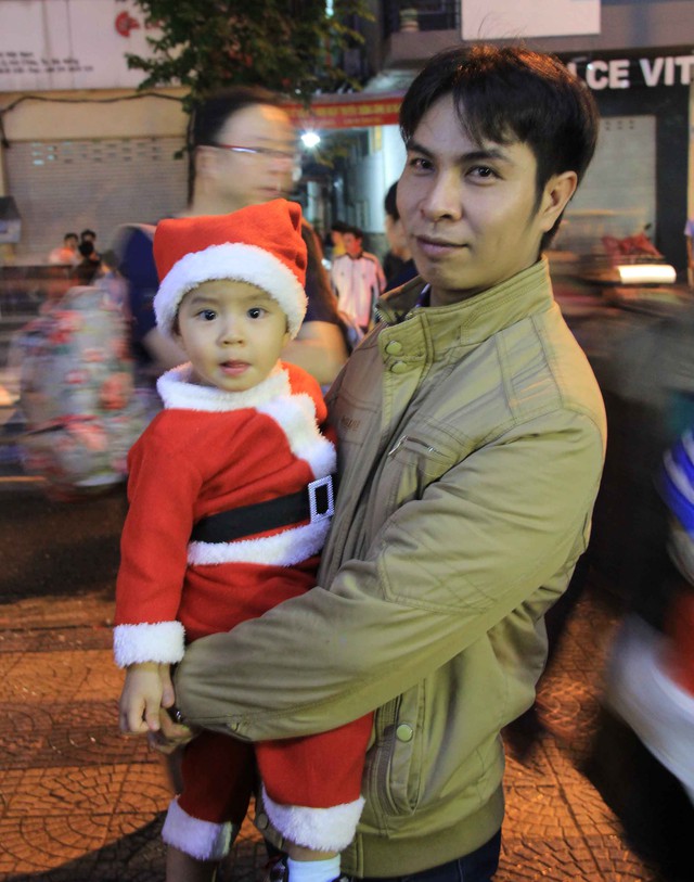 Hai bố con đi đón Noel