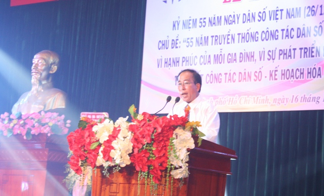 Đại diện Chi cục DS-KHHGĐ TP.HCM, ông Trần Văn Trị, không chỉ báo cáo nhiều thành tựu của ngành Dân số địa phương tại lễ mít tinh, mà còn cam kết vượt khó hoàn thành nhiệm vụ trong giai đoạn mới.