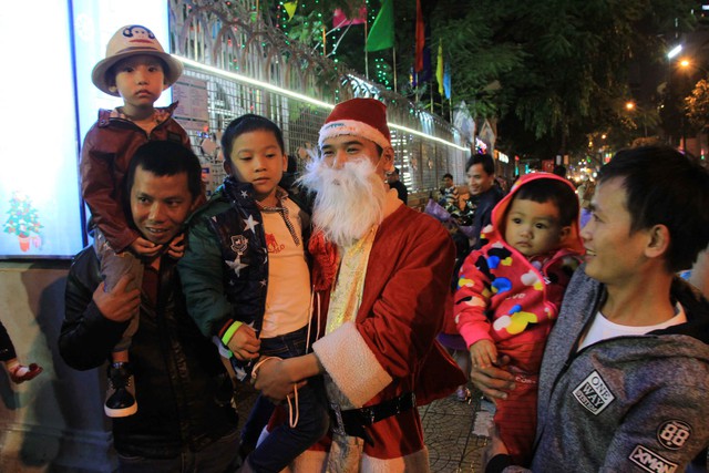 Các em nhỏ rất thích thú khi được chụp hình với Ông già Noel