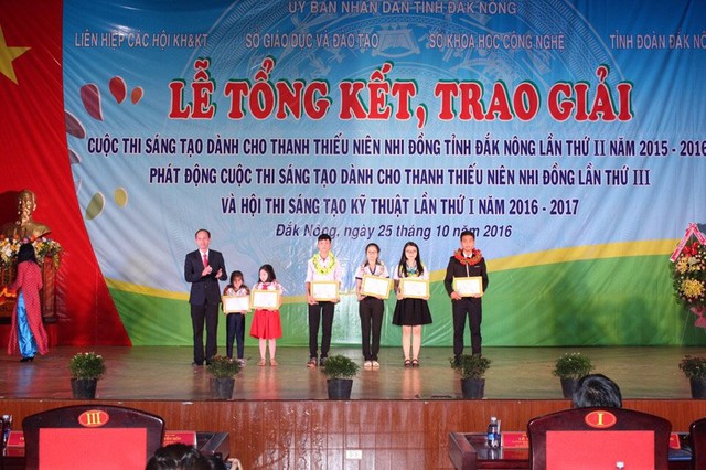 Trinh nhận giải trong cuộc thi S&aacute;ng tạo d&agrave;nh cho thanh thiếu ni&ecirc;n nhi đồng cấp tỉnh
