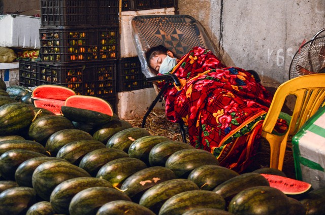 
Giấc ngủ vội bên hàng hoa quả.
