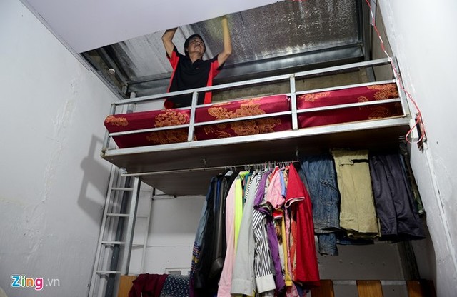 Chỗ ngủ thường xuyên là một gác nhỏ phía trên, nơi có gió từ cửa sổ vào. Phần sát mái anh Linh cũng thiết kế một khoang để đồ.