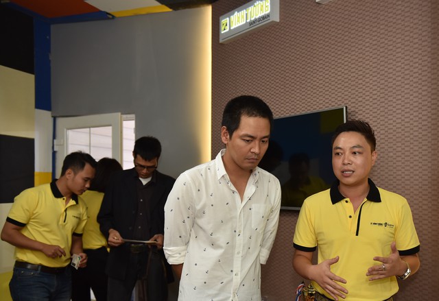 MC Phan Anh nghe tư vấn về giải pháp cách âm, tiêu âm cho các phòng chức năng gia đình