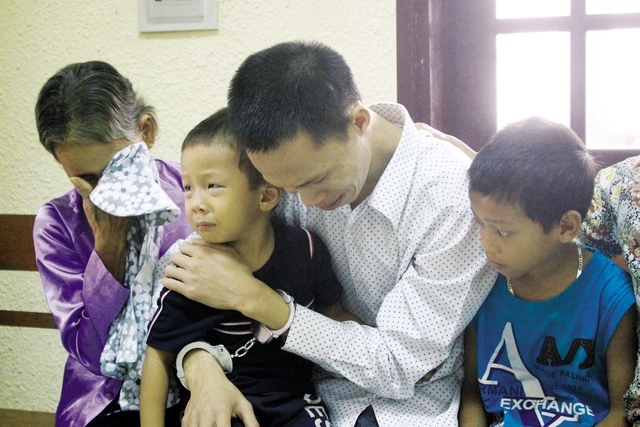 
Ba cha con bị cáo Trần Xuân Thịnh ôm nhau khóc nghẹn trong phiên tòa đầy “cay nghiệt”. Ảnh: P.V
