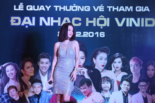 Xen kẽ giữa những phần quay thưởng, các khách hàng đã được thưởng thức nhiều màn biểu diễn đầy cuốn hút tới từ các giọng ca Xuân Phương Vietnam Idol.