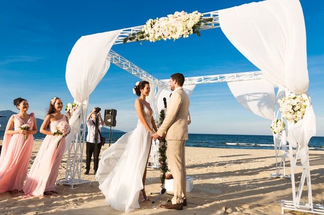 Cổng cưới được trang hoàng bởi những dải lụa trắng và hoa.