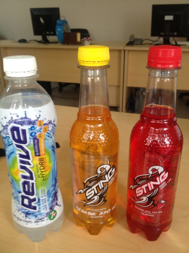 
Các sản phẩm đồ uống mà tên Suntory Pepsico không cung cấp nơi sản xuất trên nhãn sản phẩm. Ảnh: HC
