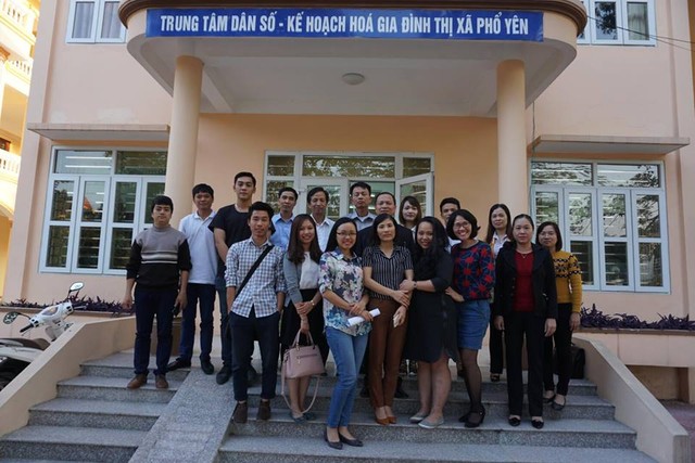
Đoàn công tác chụp ảnh lưu niệm tại Trung tâm DS-KHHGĐ thị xã Phổ Yên (Thái Nguyên)
