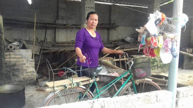 Bà Mai bên chiếc xe đạp cũ kỹ rong ruổi trên các cung đường kêu oan cho chồng suốt 11 năm