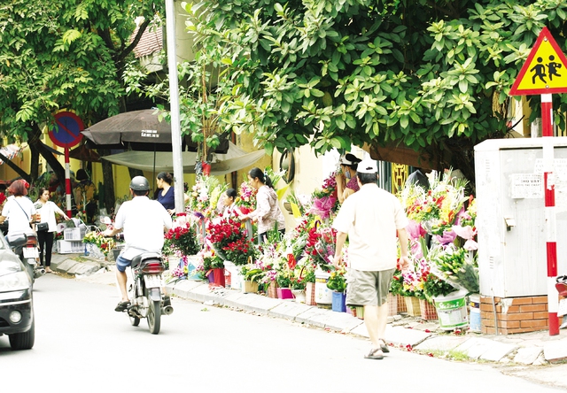 Vỉa hè phố Nguyễn Trãi (Hà Đông) không còn khoảng trống cho người đi bộ.
