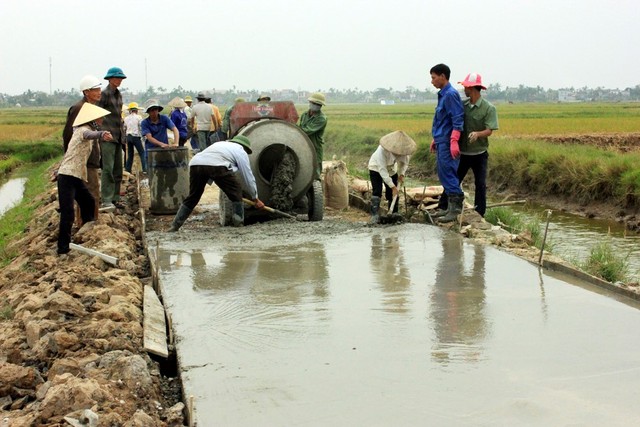 
Xã Hòa Bình (huyện Vĩnh Bảo) tích cực đóng góp tiền của, công sức cải thiện đường nội đồng. Ảnh: Báo Hải Phòng
