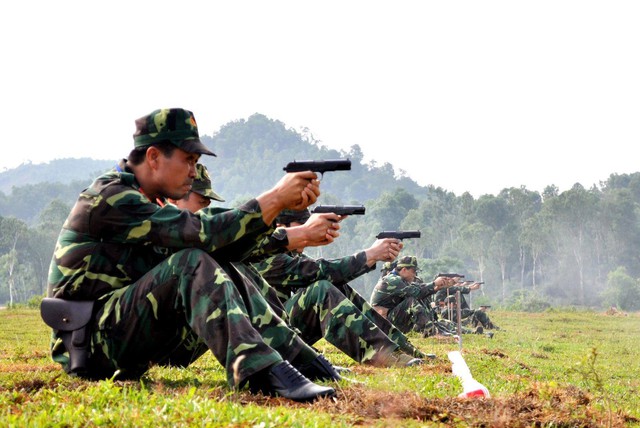 
Đối tượng được trang bị vũ kh&iacute; qu&acirc;n dụng theo dự thảo gồm: Qu&acirc;n đội nh&acirc;n d&acirc;n; d&acirc;n qu&acirc;n tự vệ; cảnh s&aacute;t biển; c&ocirc;ng an nh&acirc;n d&acirc;n... v&agrave; một số lực lượng kh&aacute;c. Ảnh minh họa
