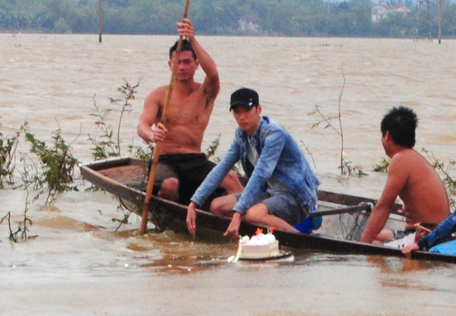 Các bạn của Kim Anh thả bánh sinh nhật để tìm thi thể em. Ảnh: Hoàng An