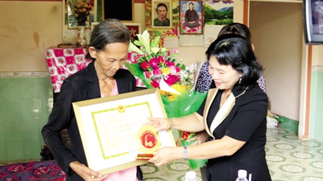 Phó Chủ tịch UBND tỉnh Đồng Tháp Trần Thị Thái trao Bằng khen và biểu trưng của Chủ tịch UBND tỉnh cho bà Huỳnh Thị Hoa. Ảnh: M.N