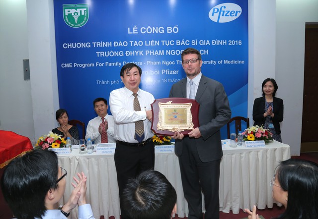 
Đại diện công ty Dược phẩm Pfizer cùng đại diện đại học Y khoa Phạm Ngọc Thạch tại Lễ công bố tài trợ chương trình đào tạo y khoa liên tục “Cập nhật kiến thức bác sĩ gia đình”.
