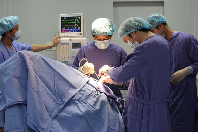 
Ca phẫu thuật sọ não đầu tiên tại Trung tâm y tế huyện Đầm Hà. Ảnh: M.Thắm
