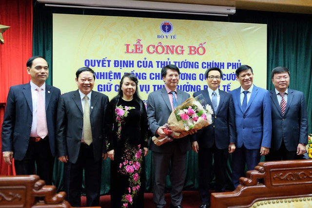 
Phó Thủ tướng Vũ Đức Đam cùng lãnh đạo Bộ Y tế tặng hoa chúc mừng tân Thứ trưởng Bộ Y tế Trương Quốc Cường. Ảnh: Trần Minh
