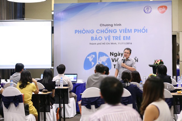 
Bác sĩ Trương Hữu Khanh, Trưởng khoa nhiễm - Thần kinh bệnh viện Nhi Đồng 1 tư vấn về cách phòng ngừa bệnh viêm phổi cho trẻ nhỏ.
