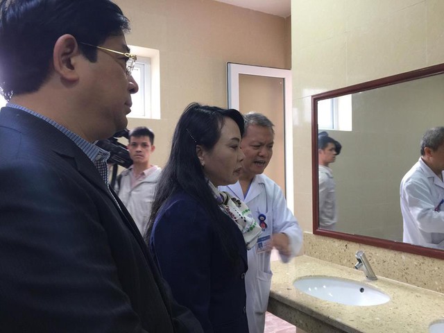
Bộ trưởng kiểm tra nhà vệ sinh ở Bệnh viện E.
