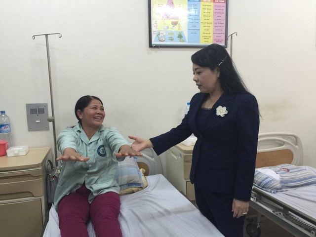 
Bộ trưởng thăm hỏi bệnh nhân ở Bệnh viện Nội tiết Trung ương cơ sở Tứ Hiệp.
