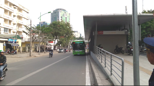 
Lúc 9h sáng nay (17/12), chiếc buýt nhanh đầu tiên đã lăn bánh ra đường từ BX Kim Mã đi theo lộ trình của tuyến BRT này.
