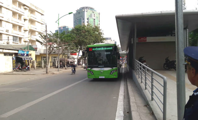 
Trước đó, để chuẩn bị cho đợt chạy thử này, một số Thanh tra giao thông (TTGT) đã được bố trí phân luồng tại một số nhà ga trên tuyến. Việc xe buýt nhanh ra phố trên lộ trình đã khiến người dân tò mò.
