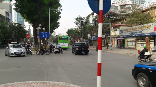 
Chiếc buýt được hộ tống bởi 3 chiếc xe biển xanh, trong đó có xe của lực lượng Thanh tra giao thông Hà Nội.
