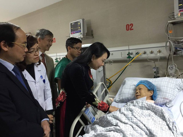 
Bộ trưởng Nguyễn Thị Kim Tiến đã đi thăm và tặng quà động viên một số bệnh nhân đang điều trị tại BVĐK tỉnh Phú Thọ.
