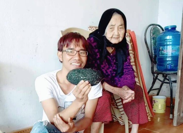 
Anh Khánh cùng bà nội bên quả cát lợn nghi là có giá trị tiền tỉ (ảnh gia đình cung cấp).
